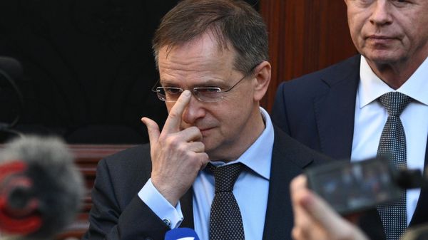Владимир Мединский общается с журналистами в Стамбуле