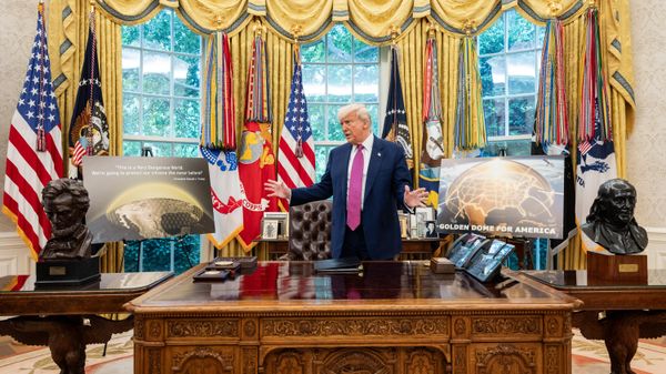 Дональд Трамп представляет проект системы ПВО Золотой купол