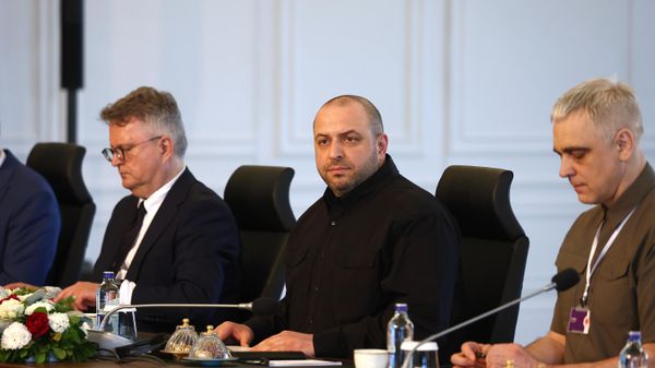 Министр обороны Украины Рустем Умеров во время второго раунда переговоров между делегациями России и Украины