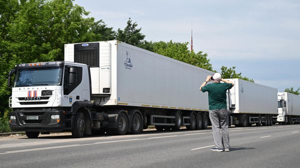 Рефрижераторы с телами военнослужащих ВСУ
