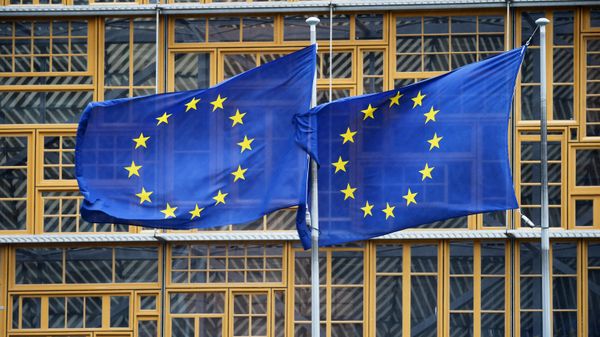 Флаги Евросоюза возле здания штаб-квартиры Европейского парламента в Брюсселе