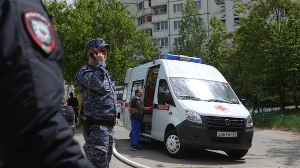 Сотрудники полиции и скорой помощи в Белгороде