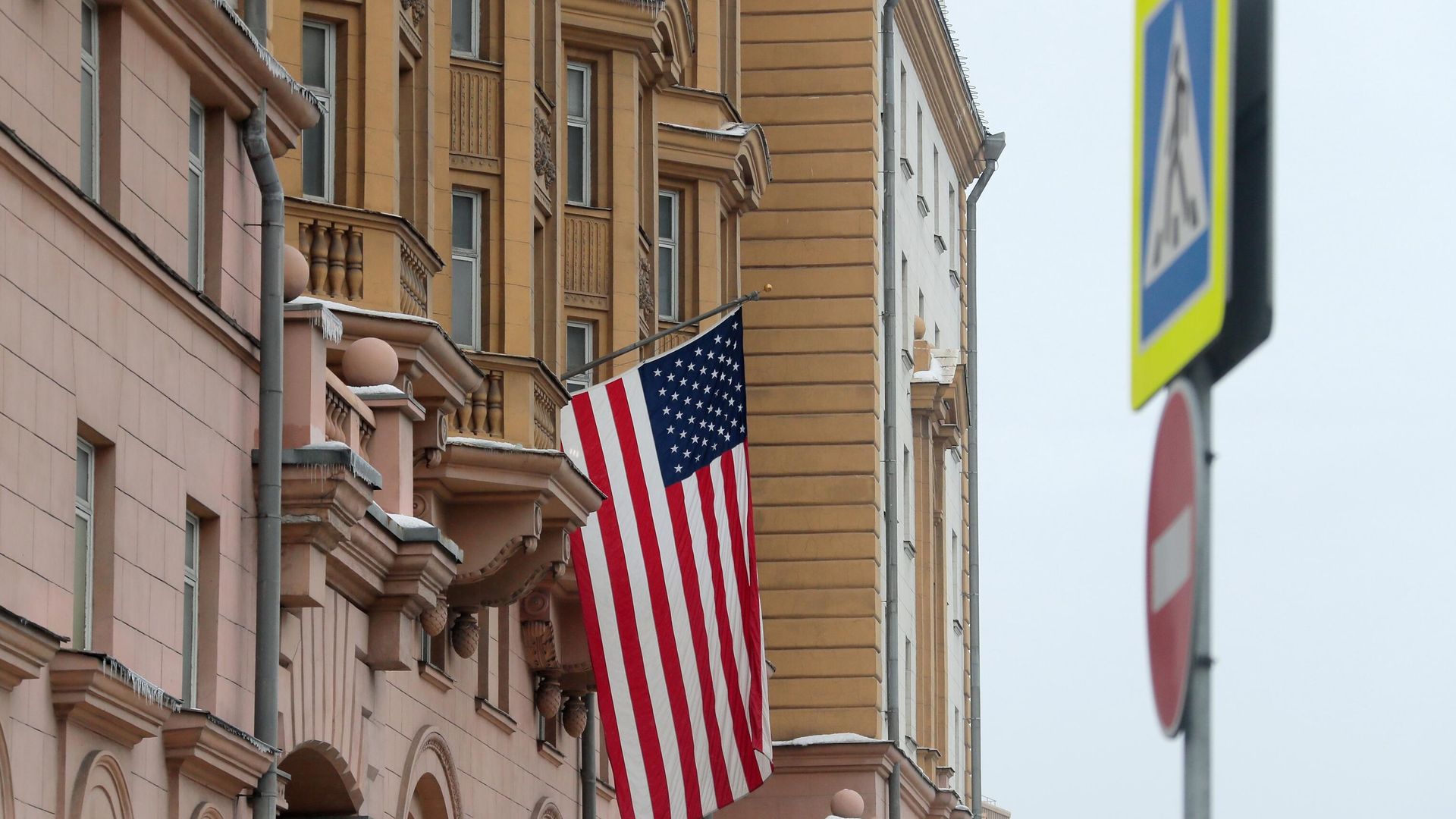Флаг США на здании посольства  - ПРАЙМ, 1920, 05.08.2025