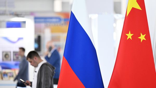 Флаги России и Китая