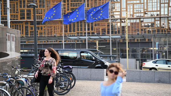 Флаги с символикой Евросоюза у здания Еврокомиссии в Брюсселе Флаги с символикой Евросоюза у здания Еврокомиссии в Брюсселе