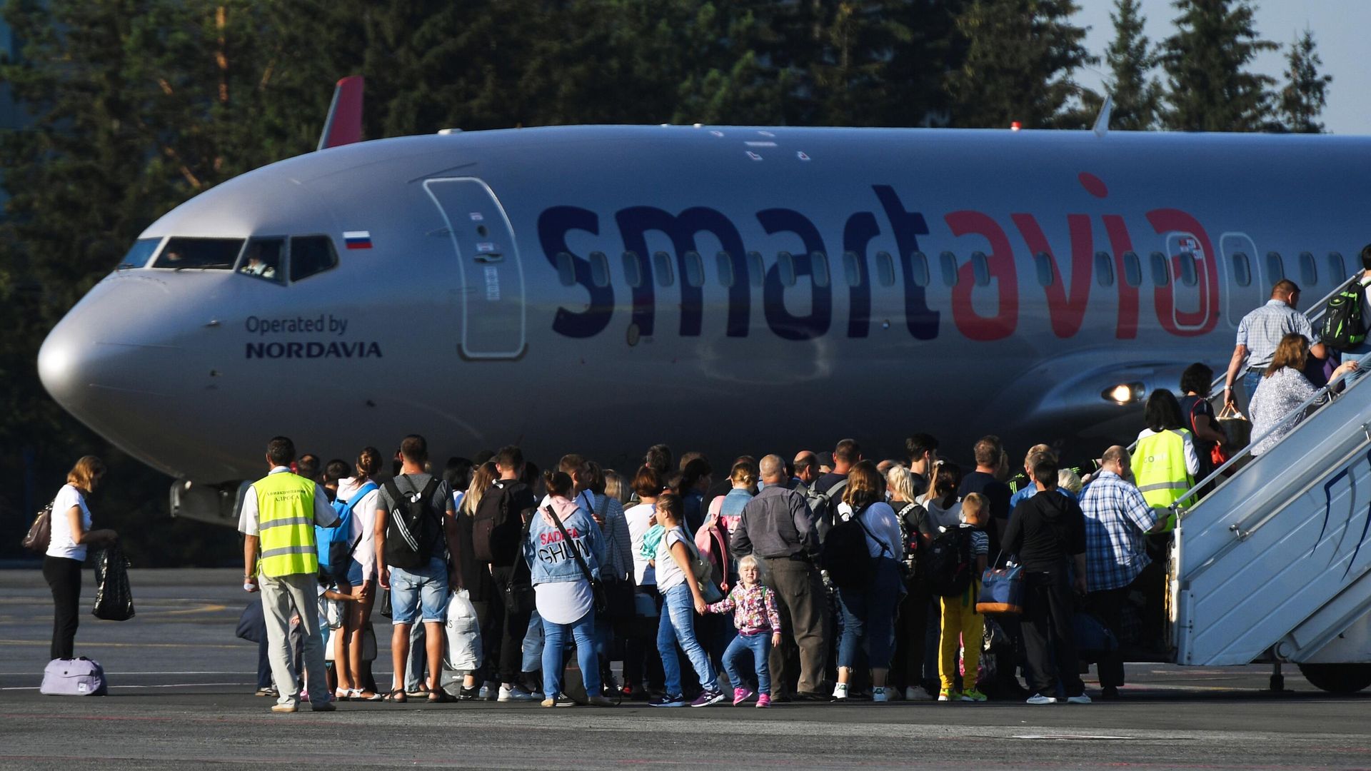 Пассажиры поднимаются на борт самолета Boeing 737-800 авиакомпании Smartavia в аэропорту Толмачево - ПРАЙМ, 1920, 17.07.2025
