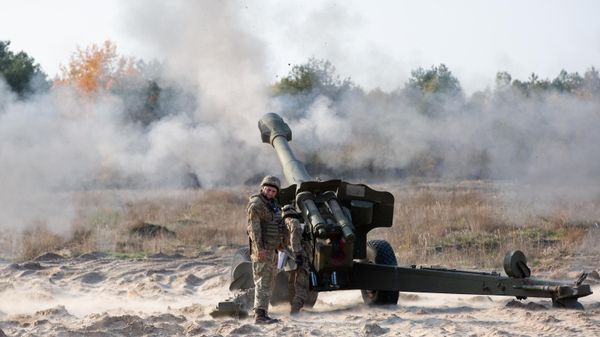 Украинские военнослужащие ведут огонь из 152-мм пушки-гаубицы Д-20 на артиллерийском полигоне в селе Девички Киевской области