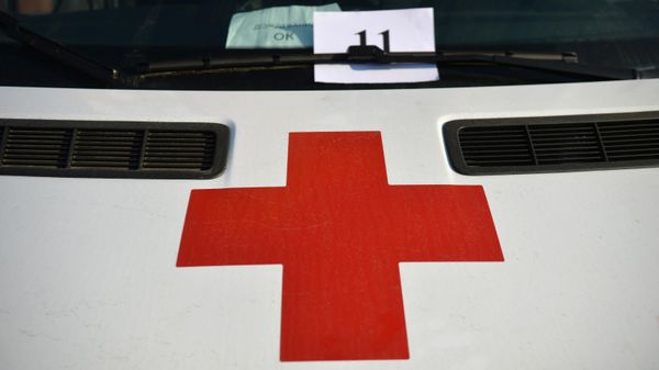 Красный крест на автомобиле скорой медицинской помощи