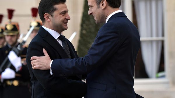 Президент Украины Владимир Зеленский и президент Франции Эммануэль Макрон на церемонии официальной встречи в Елисейском дворце