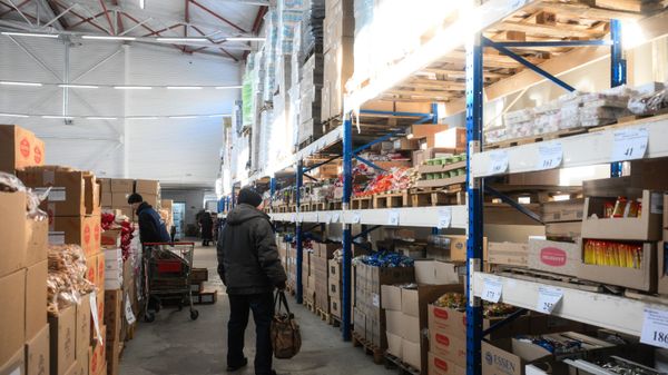 Мужчина выбирает продукты в магазине Светофор
