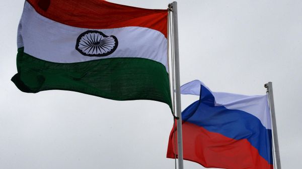 Государственные флаги России и Индии