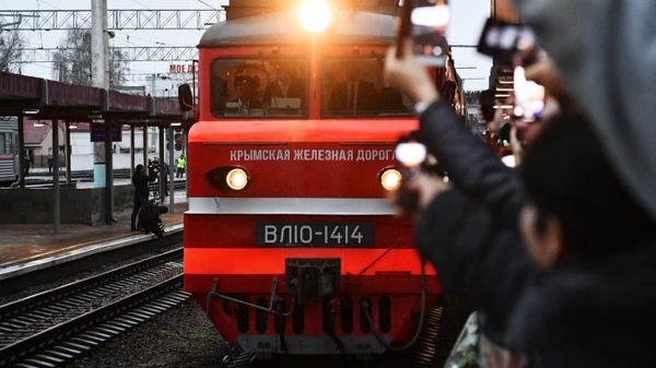 Прибытие пассажирского поезда  Таврия