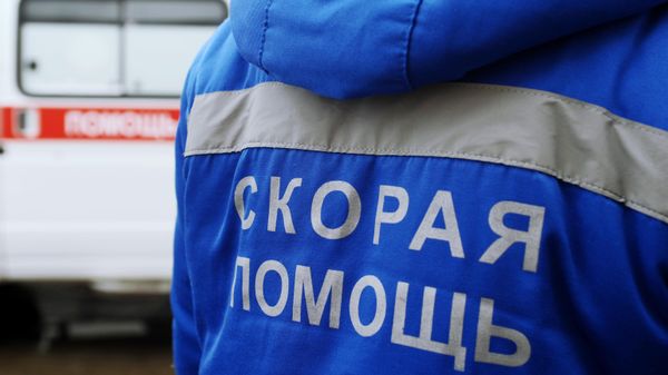 Медик около автомобиля скорой медицинской помощи 