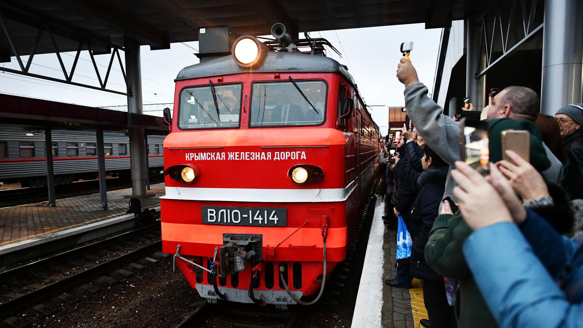 Встречающие на перроне вокзала в Симферополе, куда прибыл фирменный двухэтажный поезд Таврия (№27), проследовавший по маршруту Москва - Симферополь - ПРАЙМ, 1920, 23.02.2026