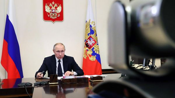 Президент РФ Владимир Путин во время встречи в режиме видеоконференции с главой Удмуртии Александром Бречаловым