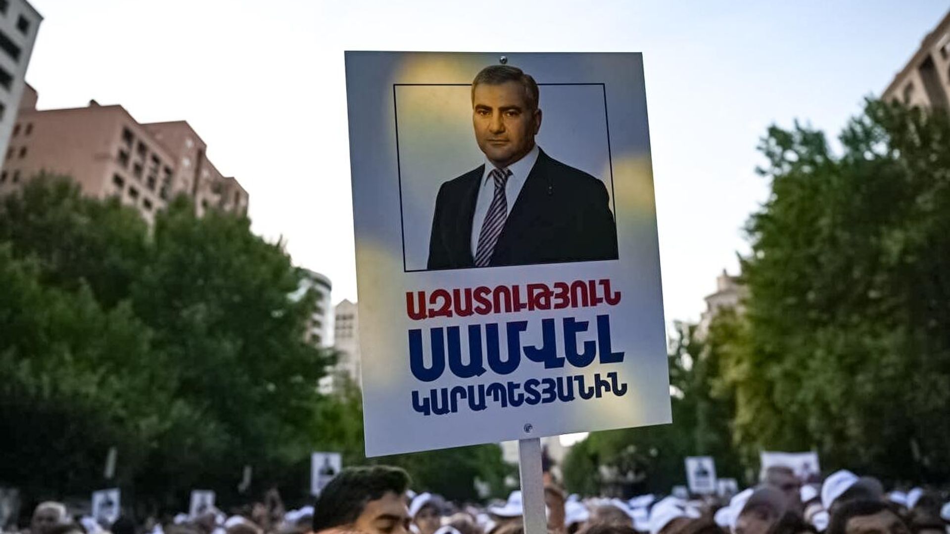Плакат с надписью Свободу Самвелу Карапетяну во время акции в Ереване в поддержку арестованного владельца компании Ташир Групп  - ПРАЙМ, 1920, 11.10.2025