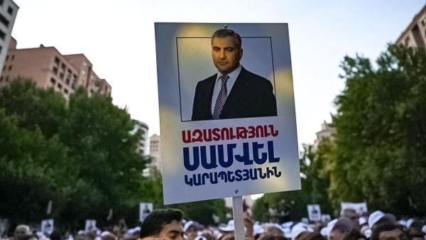 Плакат с надписью Свободу Самвелу Карапетяну во время акции в Ереване в поддержку арестованного владельца компании Ташир Групп 