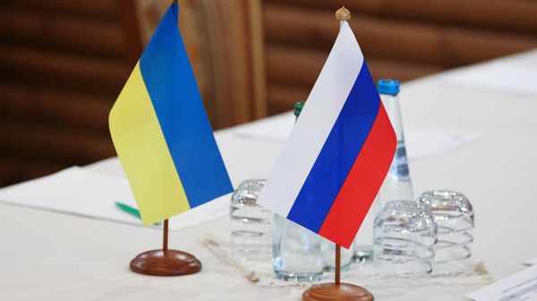 Флажки на столе, за которым пройдут российско-украинские переговоры