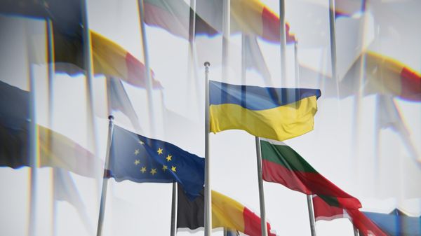 Флаг Украины и флаг с символикой Евросоюза у здания Европарламента в Страсбурге