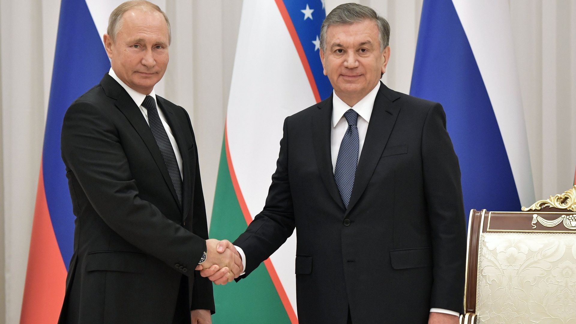Президент РФ Владимир Путин и президент Узбекистана Шавкат Мирзиеев на церемонии официальной встречи в Ташкенте - ПРАЙМ, 1920, 24.07.2025