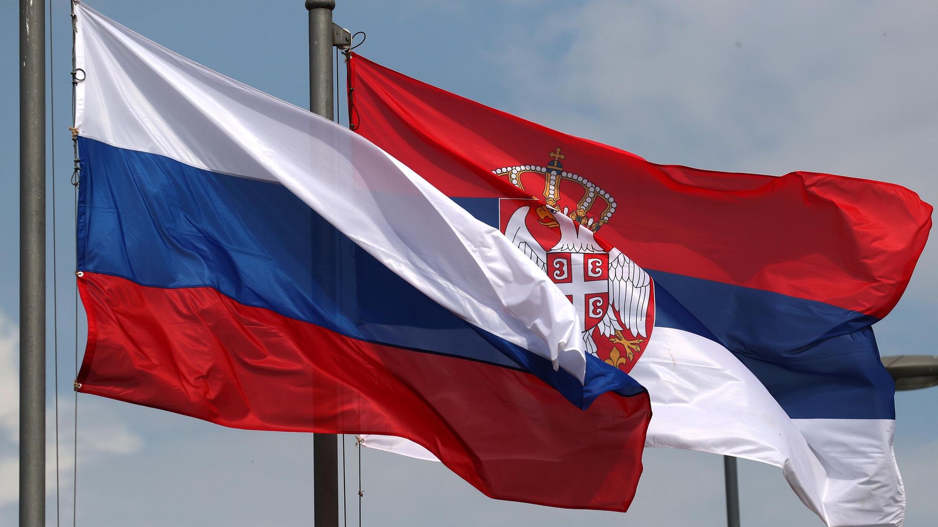 Государственные флаги РФ и Сербии в Белграде - ПРАЙМ, 1920, 19.06.2026