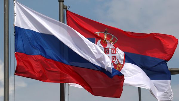 Государственные флаги РФ и Сербии в Белграде