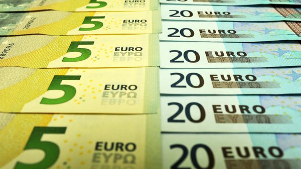 Банкноты номиналом 5 и 20 евро