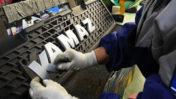 Крепление логотипа на радиаторную решетку на линии сборки грузового автомобиля КамАЗ 5490 NEO