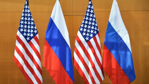Государственные флаги России и США
