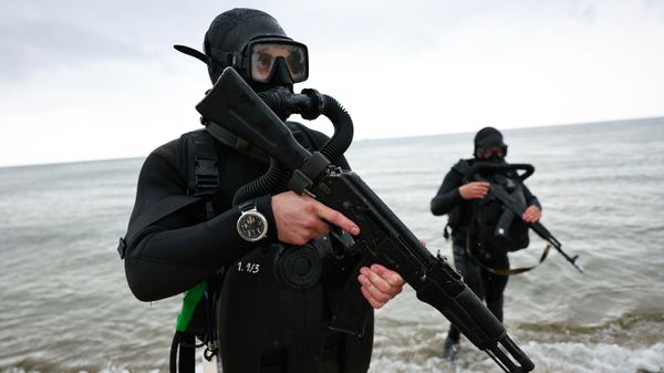 Военнослужащие отряда противодействия диверсионным силам и средствам Балтийской военно-морской базы