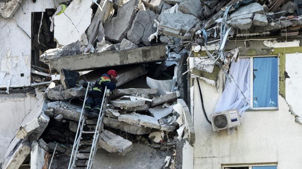 Последствия взрыва бытового газа в подъезде 10-этажного жилого дома в Саратове