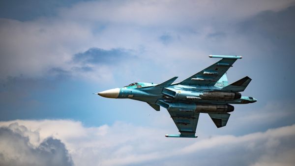 Полет истребителя-бомбардировщика Су-34 ВКС России в зоне проведения спецоперации
