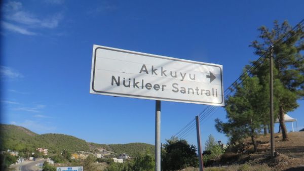 Указатель на место строительства АЭС Аккую в Турции
