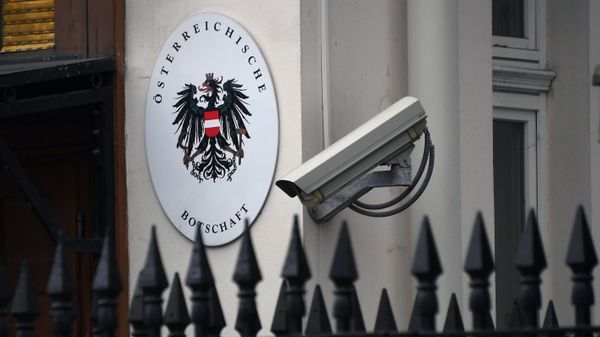 Герб на здании посольства Австрии