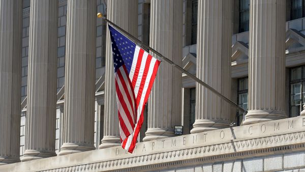 Государственный флаг США на здании министерства торговли в Вашингтоне