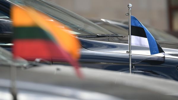 Автомобили посольств Литвы и Эстонии в РФ у здания МИД России
