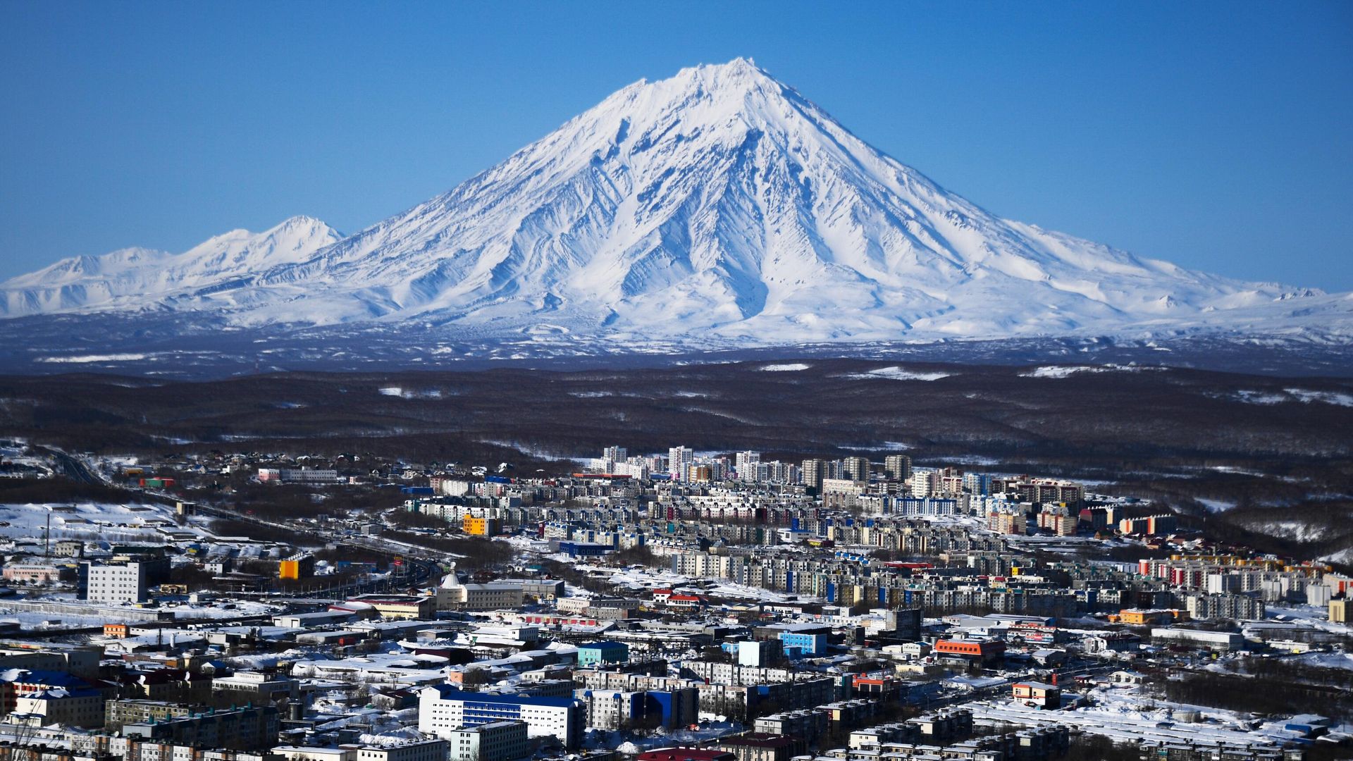 Вид на Петропавловск-Камчатский и вулкан Корякский - ПРАЙМ, 1920, 12.08.2025
