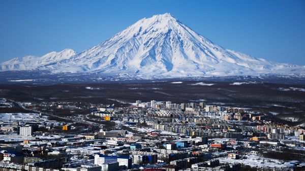 Вид на Петропавловск-Камчатский и вулкан Корякский