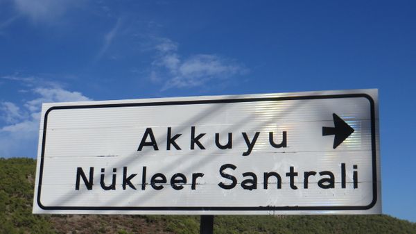 Указатель на место строительства АЭС Аккую