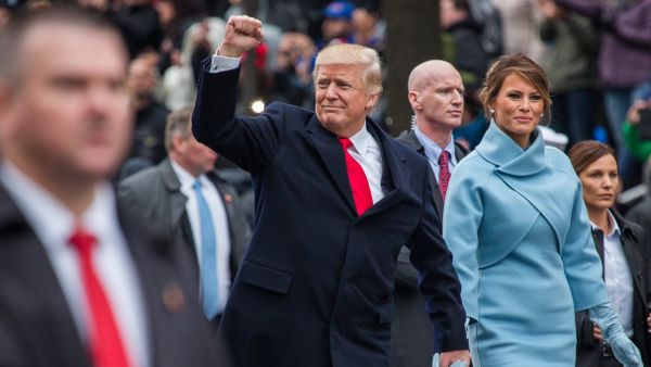 Президент США Дональд Трамп и его супруга Меланья во время парада в честь инаугурации в Вашингтоне Президент США Дональд Трамп и его супруга Меланья во время парада в честь инаугурации в Вашингтоне