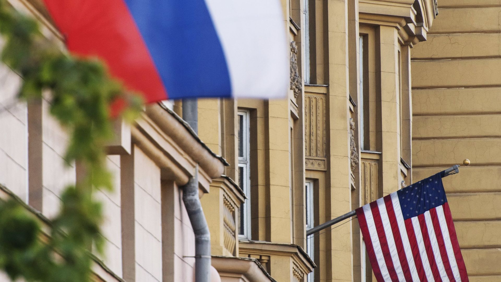 Флаги России и США на здании американского посольства в Москве - ПРАЙМ, 1920, 11.08.2026