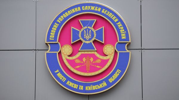 Герб у входа в здание СБУ в Киеве