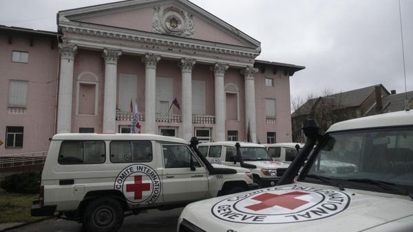 Автомобили международного комитета Красного креста в городе Счастье в Луганской народной республике Автомобили международного комитета Красного креста в городе Счастье в Луганской народной республике