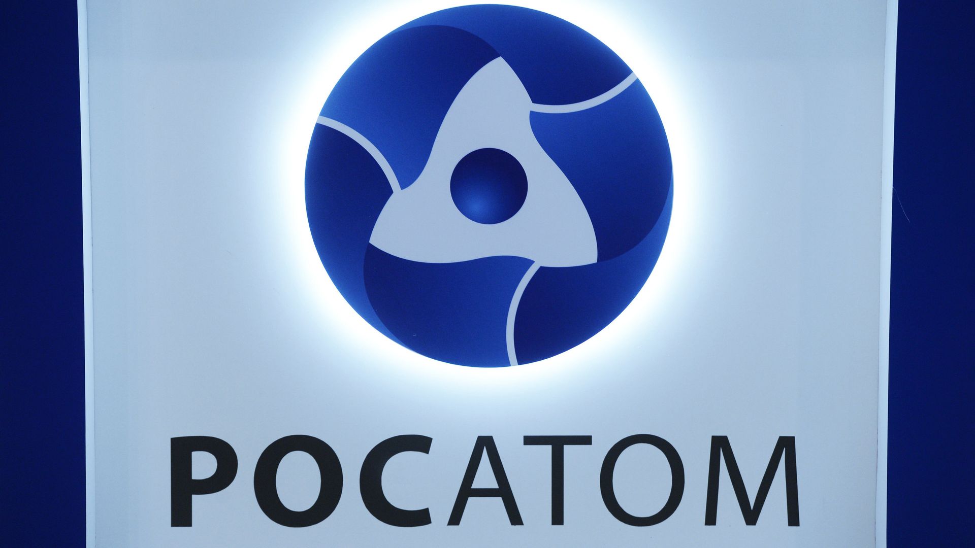 Логотип на стенде государственной корпорации по атомной энергии Росатом - ПРАЙМ, 1920, 12.03.2026