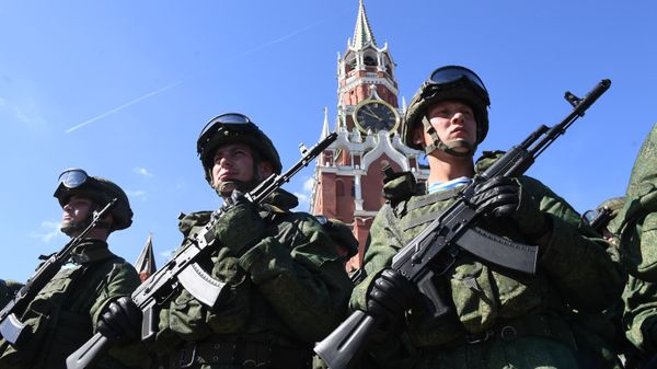 Военнослужащие на Красной площади в Москве Военнослужащие на Красной площади в Москве