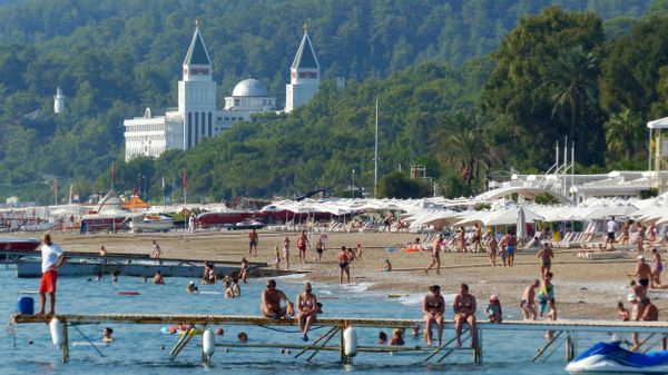 Пляж одного из курортов Антальи Пляж одного из курортов Антальи