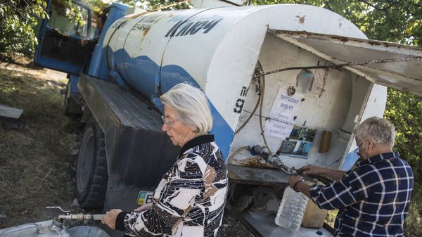 Жители Луганска набирают в канистры питьевую воду