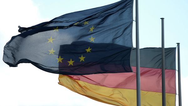 Флаги Евросоюза и Германии в Берлине Флаги Евросоюза и Германии в Берлине