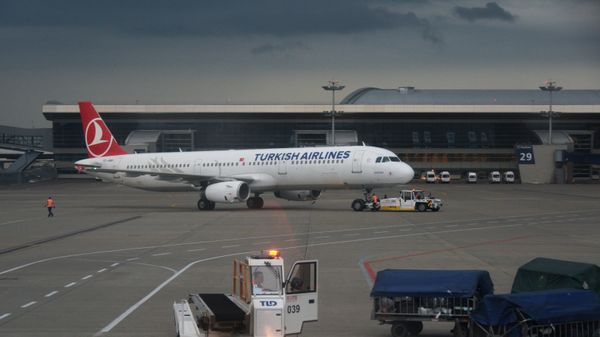 Самолет авиакомпании Turkish Airlines в аэропорту Внуково в Москве