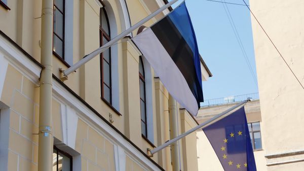 Флаги Эстонии и Евросоюза на здании генерального консульства Эстонии в Санкт-Петербурге